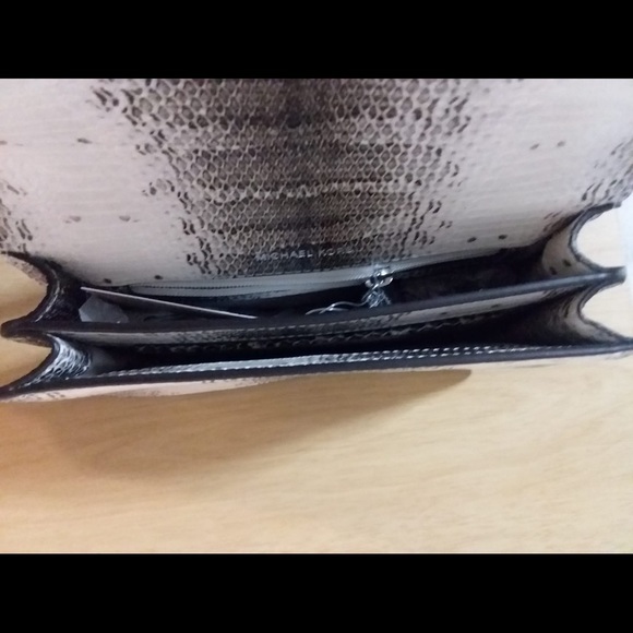 📦SOLD📦Michael Kors Snake Embossed Crossbody - Picture 3 of 4